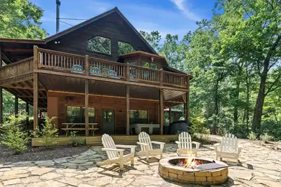 Image de Mountain-view cabin with private hot tub, firepit, pool table, fireplace & stove