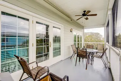 Image de Fantastic condo with water-view, pool, balcony, central Ac, & washer/dryer