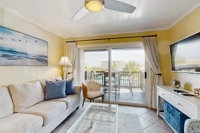 Image de Ocean-view condo with pool, balcony, Ac & W/D - walk to beach & near downtown