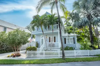 Image de Upscale dog-friendly home on golf course with lush back yard & pool