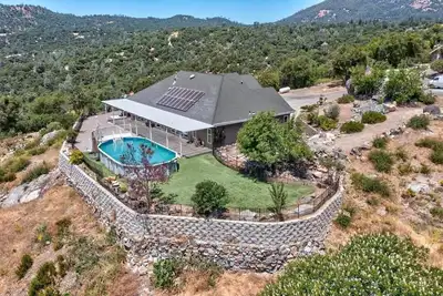 Image de Ahwahnee Hilltop Getaway - large modern home with amazing views