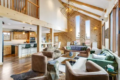 Image de Gorgeous mountain-view home near slopes with deck & game room - walk downtown