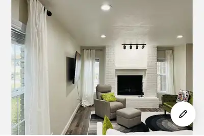Image de Entire New 3 Bed 2. 5 Bath Home in the heart of F. W