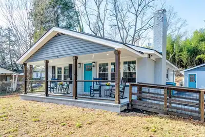 Image de Contemporary dog-friendly mountain home with firepit, grill, enclosed backyard