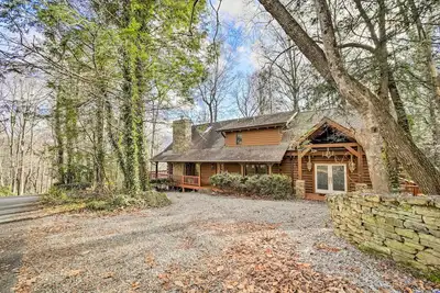 Image de Walk to Golfing: Grand Maggie Valley Cabin!