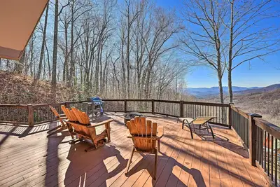 Spacious Franklin Cabin w/ Mountain Views!