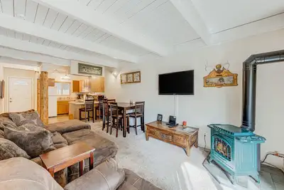 Image de Dog-friendly condo with fireplace, gas grill, washer/dryer, deck & balcony