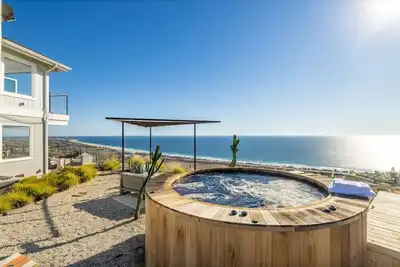 Image de Malibu Hilltop Estate Above Zuma Beach Epic Sunsets, Cedar Spa Tub & Ocean Views