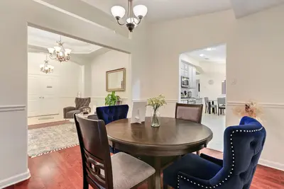 Image de 10 minutes from Downtown! Cozy Family Home with Pool