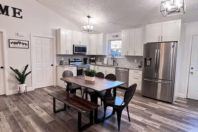Image de Mountain View Modern Cottage in the Smokies W/ Hot Tub, Newly Renovated.