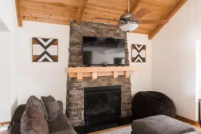 Image de Poconos • 5br/4ba • Mtn Views • Hot Tub • Game Rm • Lake Club Open Until 9/15