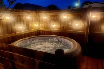 Image de Adorable house w Hot Tub!