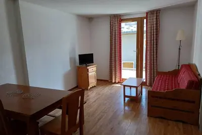 Image de 300m des commerces, vue montagne, terrasse, parking, télévision, casier à ski, 45m², Albiez Montrond