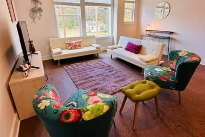 Image de Modern LoSo Retreat|Walk to Breweries & Light Rail