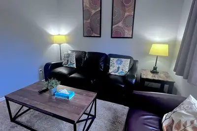 Image de Three-Bedroom Apartment 140 - Loft - Private Entrance - Self Check In-Railside