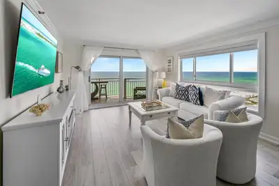Image de Stunning 11th-floor Beachfront Luxury Condo/ Breathtaking Views & Stylish Escape