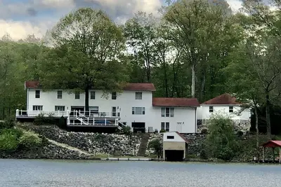 Image de Large Lake House with Hot Tub and Game Room