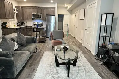 Image de Modern 2nd floor Condo close to Shopping!