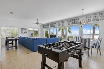 Image de Large private pool across from the bay