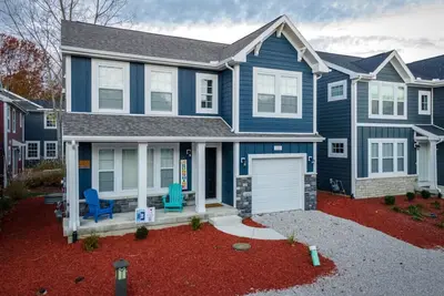 Image de Year round outdoor pool, Hot tub. New Home!