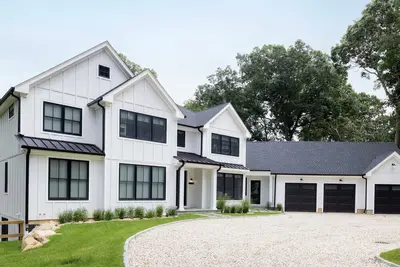 Image de New Modern Farmhouse Estate Living in the heart of Southold with a pool! ! !