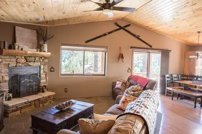 Image de A Cozy Cabin Nestled in Tall Pines, Near Fool Hollow Lake, and Pet Friendly