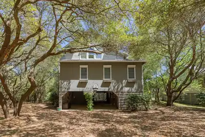 Image de Oceanside with Short Walk to Beach, Community Pool, Open and Airy Living.
