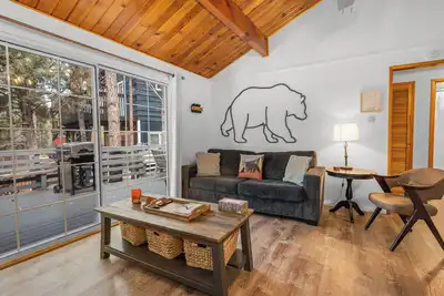 Image de Dark Pine Retreat - Romantic Getaway, Fireplace, Deck, Barbecue