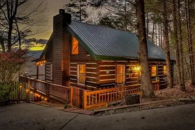 Image de Treehouse Hideaway - Pet Friendly | Hot Tub | Game Room
