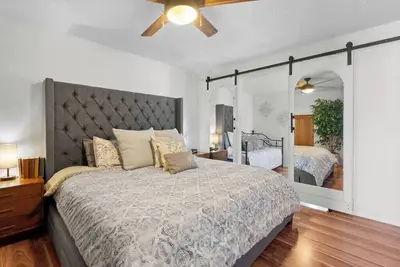 Image de Cal King Bed, Sleeps 6, Centrally Located