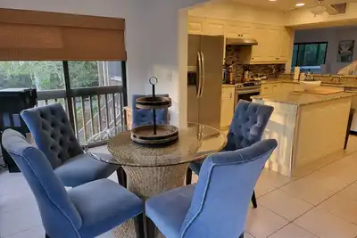 Image de Gorgeous Renovated Treehouse in the Landings for rent