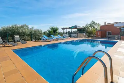 Image de Grand espace extérieur, piscine privée et barbecue