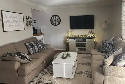 Image de New listing! Private 3 bedroom 2 bath home with Beautiful sunroom!