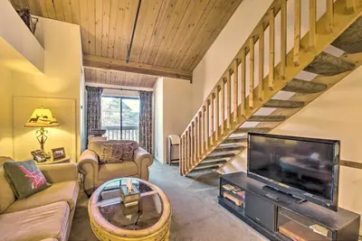 Image de Snug Wintergreen Resort Studio: Ski In & Out!