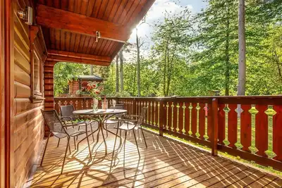 Image de Luxury log cabin with veranda nestled in Kenwick Park, Louth