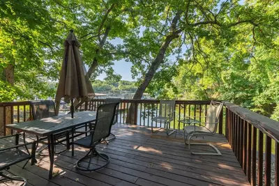 Image de This house is a 4 bedroom(s), 3. 5 bathrooms, located in Sunrise Beach, Mo.