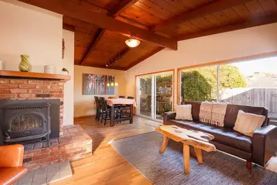 Image de 🌲Your Home Base for Exploring the Redwoods! Pet Friendly, Complete with Hot Tub! 🐾