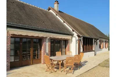 Image de Maison avec piscine privée sur une propriété avec étangs de pêche et tennis