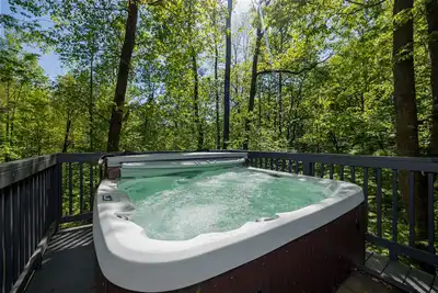 Image de Free tickets! Sleeps 10 Secluded Cosby cabin on 7 acres w/ hot tub, game room!