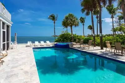 Image de Sea 2 Infinity: Beach House w/Pool + Spa & 2 Free Paddleboards; Walk to Rum Point Club!