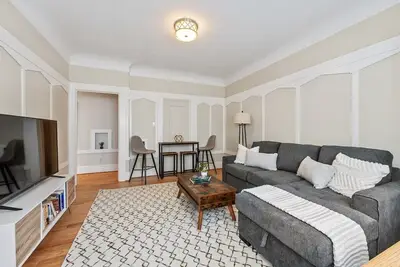 Image de Enjoy ultra convenient City living from this comfortably stocked and furnished contemporary flat