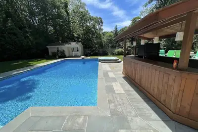 Image de East Hampton Oasis- Pool, Hot Tub, Basketball, Fire Pit