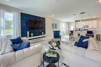 Image de 3bd/3ba Luxury Home W/Game Room *King Bed *Reunion