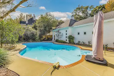 Image de Cozy Carriage House with Pool, Bikes, and Charming Neighborhood