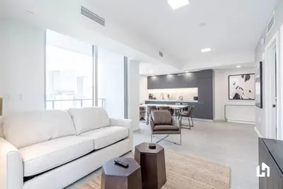 Image de Balcony w/ City Views, Pool, Gym & Prime Location