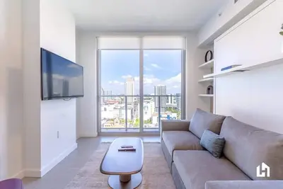 Image de Dowtown sleek stay, pool, gym, walk to Bayside Mkt