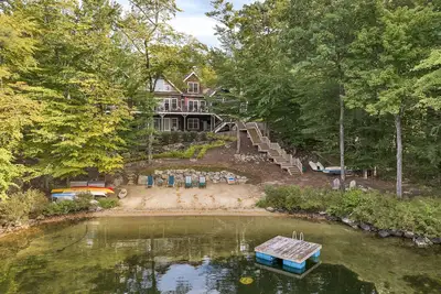 Image de 5000 Square Foot Winnipesaukee Luxury Home For 14 With 455 Feet of Waterfront