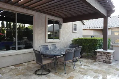 Image de Old World Style home w/ Resort like backyard includes pool, fire table, and Bbq.