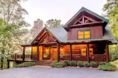 Image de Cozy Log Cabin in the Clouds.