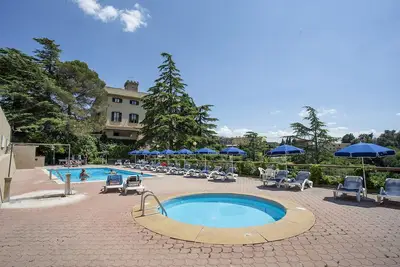 Appartement de trois pièces dans Villa avec piscine, à 10 km de la mer